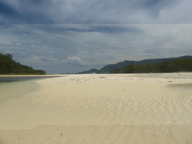 Links Long, rechts Cerf und im Hintergrund Mahe.<br />Mittig eine Jacht mit Hubschrauber.